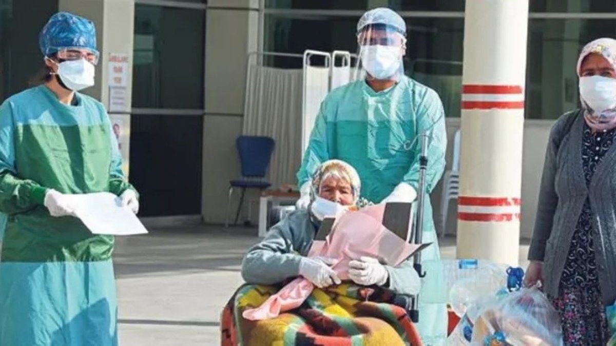 92 Yaşındaki Habibe Dönertaş, COVID-19’u Aşarak Evine Döndü
