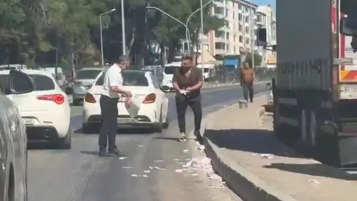 İzmir’de Film Sahnesini Aratmayan Anlar: Yola Saçılan Paraları Vatandaşlar Topladı