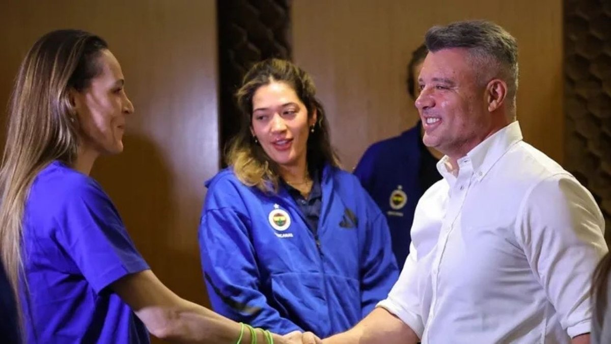 Fenerbahçe Lideri Sadettin Saran'dan Kadın Voleybol Ekibine Destek Ziyareti