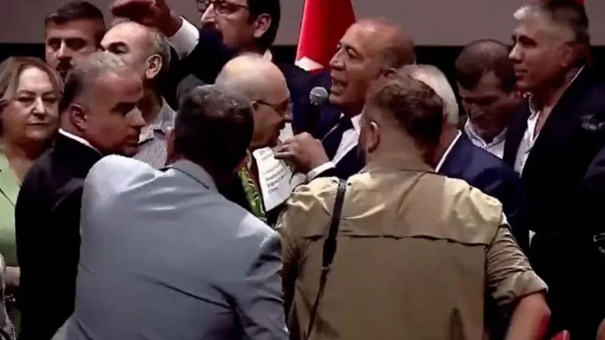 CHP Töreninde Gergin Anlar Gürsel Tekinin Çıkışı Gündem Oldu