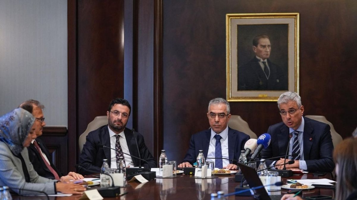 Sağlık Çalışanları Ve Yerli Üretim İçin Hukuk Politikaları Masaya Yatırıldı