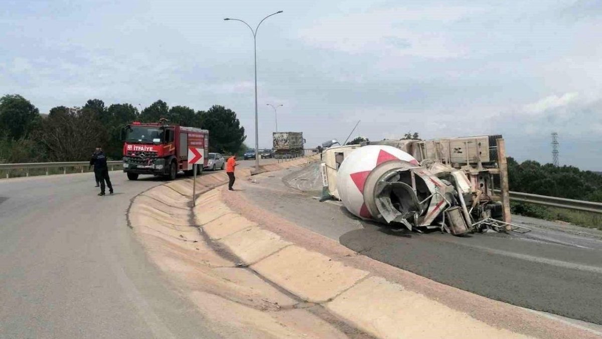 Bursa İnegöl’de Beton Mikseri Devrildi: Sürücü Yaralandı