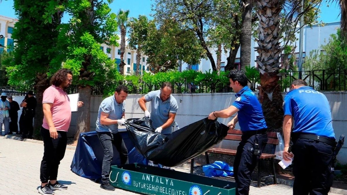 Antalya’da Bankta Cansız Beden Bulundu: 57 Yaşındaki Adam Öldü