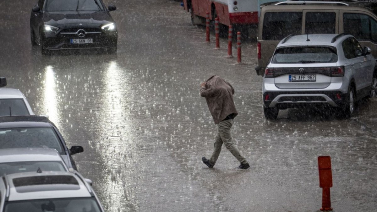 Meteoroloji Saat Verdi. Hava Isınıyor, Kuvvetli Yağmur Geliyor