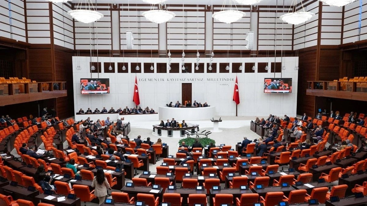İYİ Parti TBMM’deki Kritik Oturuma Türk Bayraklarıyla Katıldı: Oylamadaki Tutumu Belli Oldu