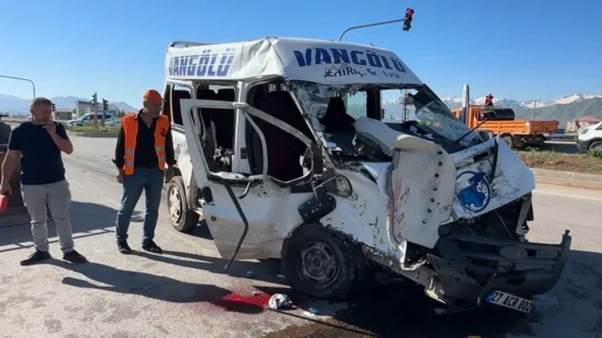 Hakkari Yüksekova’da Minibüs ile Kamyon Çarpıştı: 2 Ölü, 3 Yaralı! Feci Kaza Sonrası Yol Trafiğe Kapandı